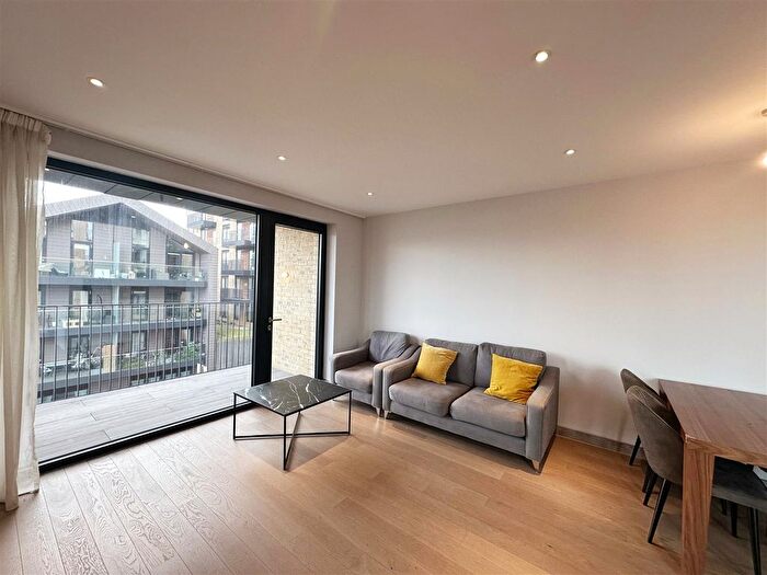 3 Bedroom Flat To Rent In Chivers Passage, London, SW18