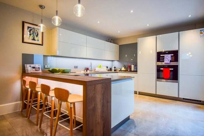 3 Bedroom Terraced House To Rent In Pembridge Road, Notting Hill, London, W11