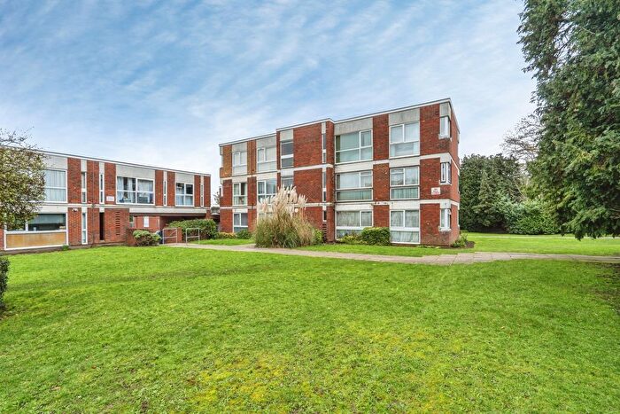 2 Bedroom Flat For Sale In Brantwood Gardens, West Byfleet, Surrey, KT14