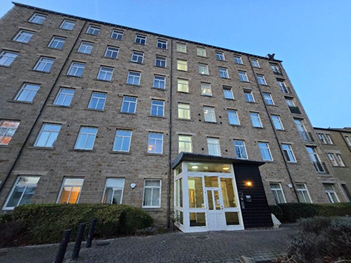 2 Bedroom Flat To Rent In Millhouse, Dewsbury, WF13