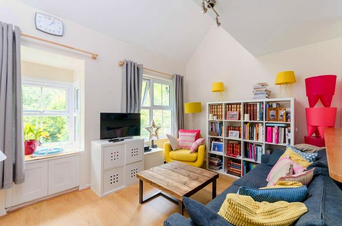 2 Bedroom Maisonette To Rent In Windmill Rise, North Kingston, Kingston Upon Thames, KT2