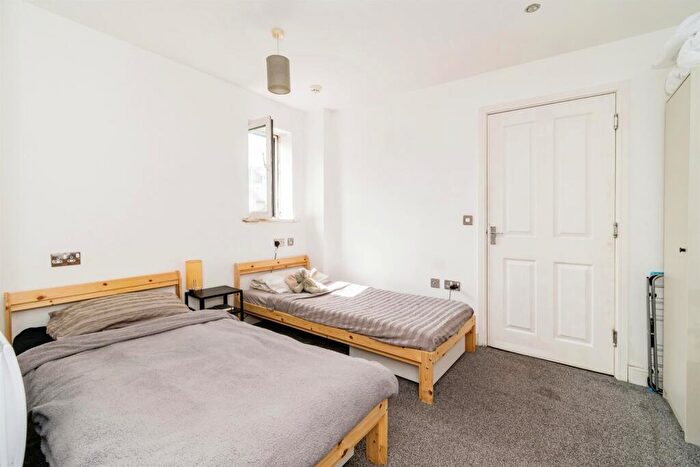 1 Bedroom Flat For Sale In Lower Canal Walk, Southampton, SO14