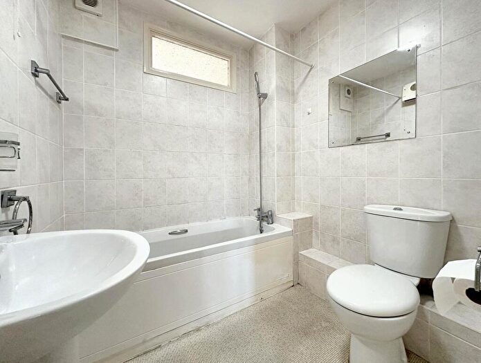 1 Bedroom Flat For Sale In Fairfield, Sutton Avenue, Peacehaven, BN10