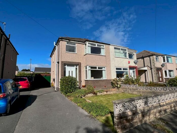 Houses for sale & to rent in HX2 8XS, Tripping Green, Illingworth And