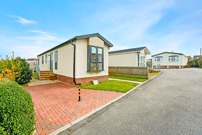 2 Bedroom Mobile/park Home For Sale In Rosewarne Park, Camborne, TR14