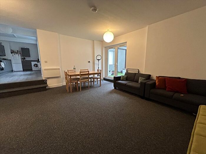 3 Bedroom Flat To Rent In Villiers Road, Dollis Hill, London, NW2