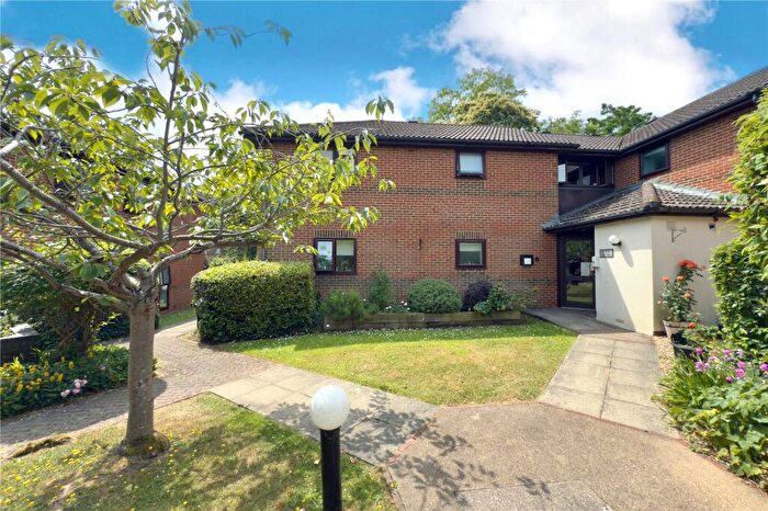 2 Bedroom Flat For Sale In Huntsgreen Court, Bracknell, Berkshire, RG12