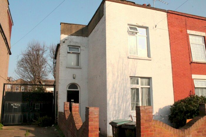 3 Bedroom Semi-Detached House To Rent In North Grove, London, N15