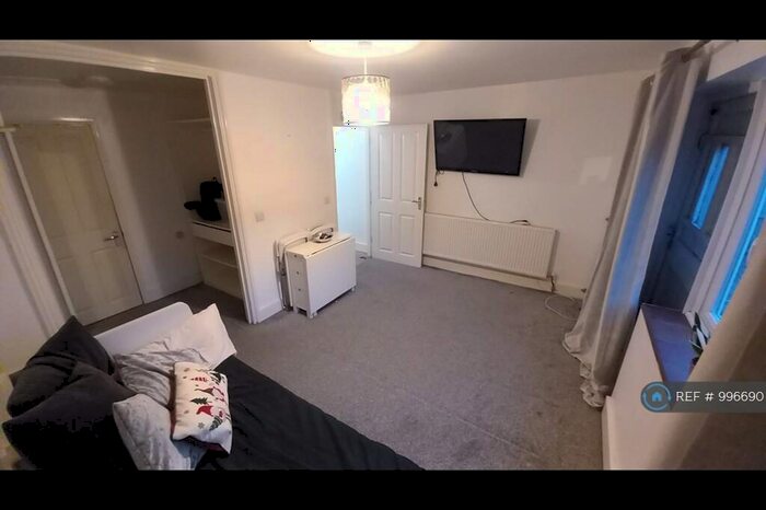 Studio To Rent In Studio, Camberley, GU15
