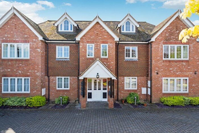 2 Bedroom Flat To Rent In Cherry Tree Road, Beaconsfield, Buckinghamshire, HP9