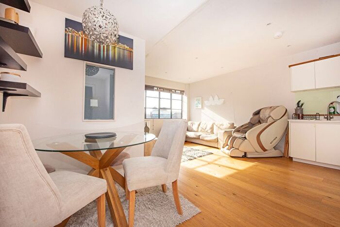 2 Bedroom Flat To Rent In Cowleaze Road, Kingston Upon Thames, KT2