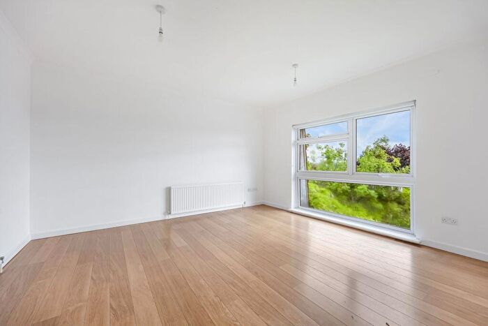 2 Bedroom Flat To Rent In Kings Avenue, Buckhurst Hill, IG9