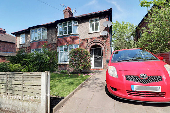 3 Bedroom Semi-Detached House For Sale In Manor Way, Crewe, CW2