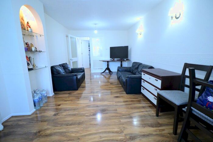 1 Bedroom Flat To Rent In Hamburgh Court, Cheshunt, EN8
