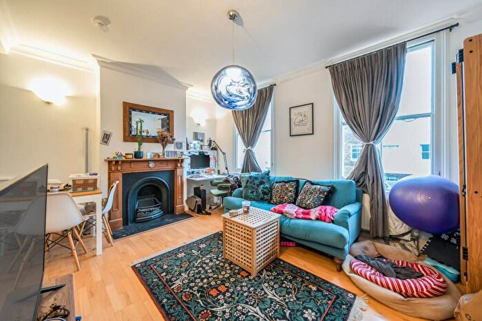 2 Bedroom Maisonette For Sale In Tottenham Road, De Beauvoir Town, London, N1