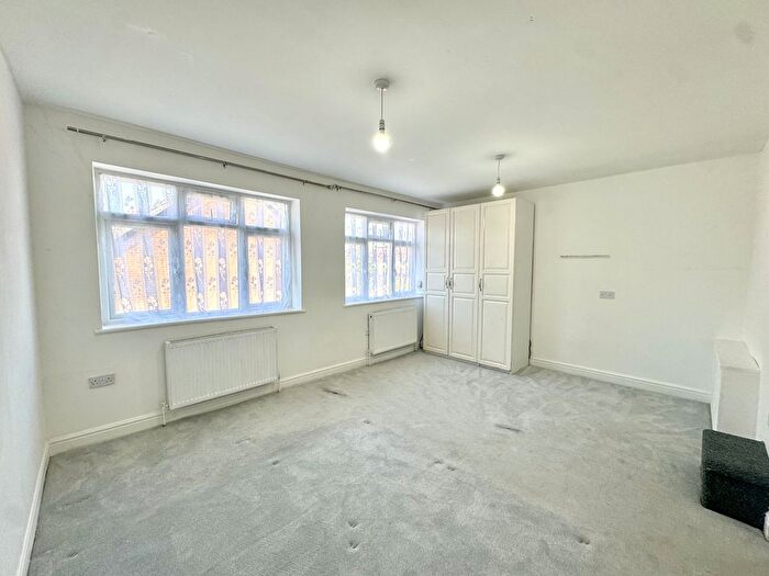 3 Bedroom Flat To Rent In Crosslands Parade, Crosslands Avenue, Heston, Middlesex, UB2