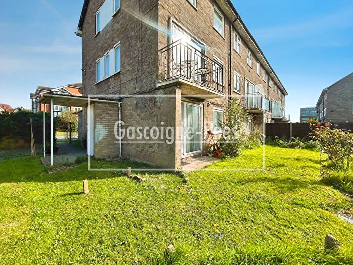 2 Bedroom Flat To Rent In Stoke Poges Lane, Slough, SL1