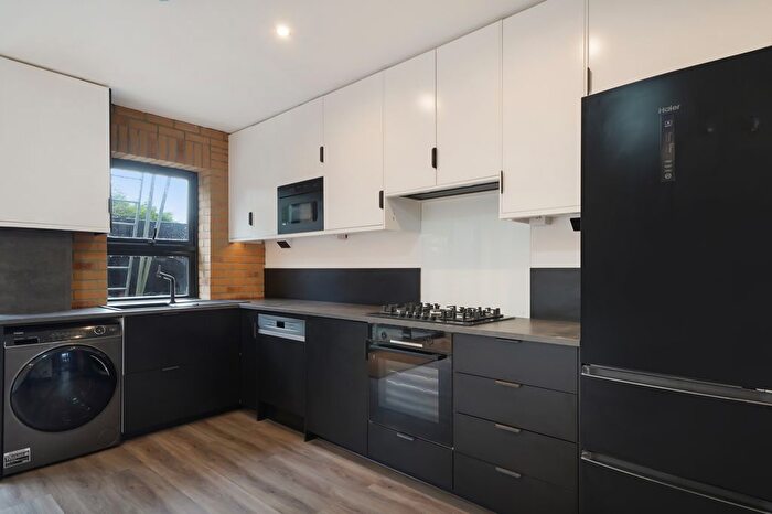 3 Bedroom Flat To Rent In Fir Tree Road, SM7
