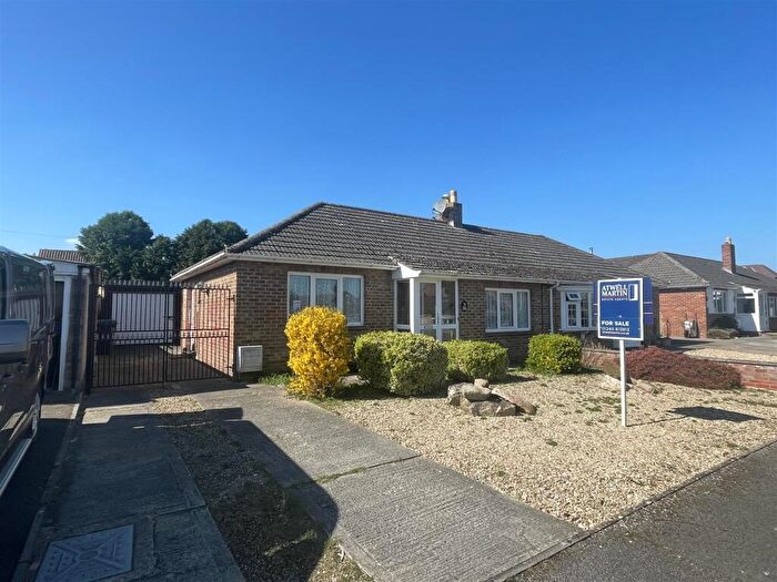2 Bedroom Bungalow For Sale In Horsebrook Park, Calne, SN11