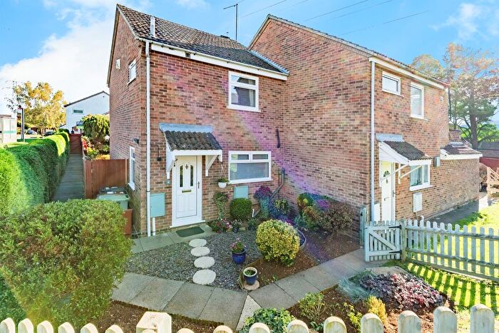 3 Bedroom Semi-detached House For Sale In Ebbw Vale Road, Irthlingborough, Wellingborough, NN9
