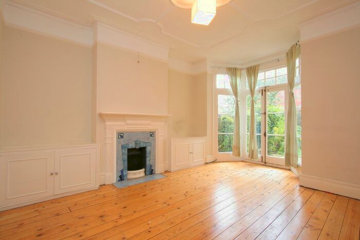2 Bedroom Flat To Rent In Hillcrest Road, London, Acton Central, W3