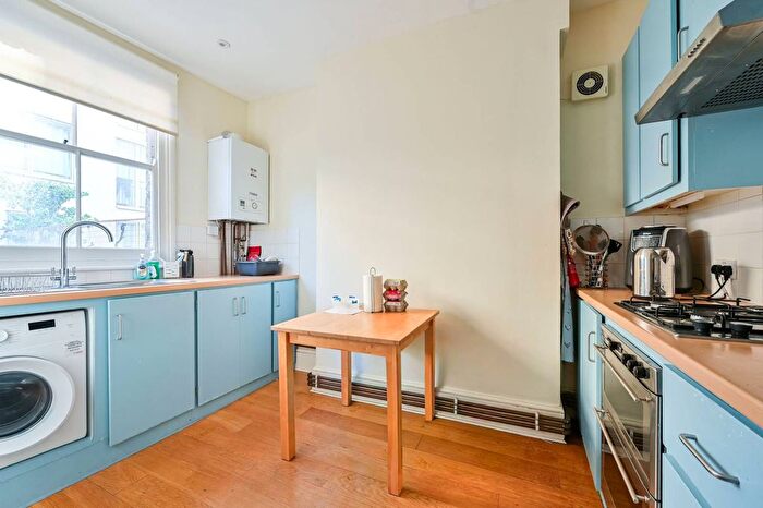 2 Bedroom Flat To Rent In Charleston Street, Elephant And Castle, London, SE17