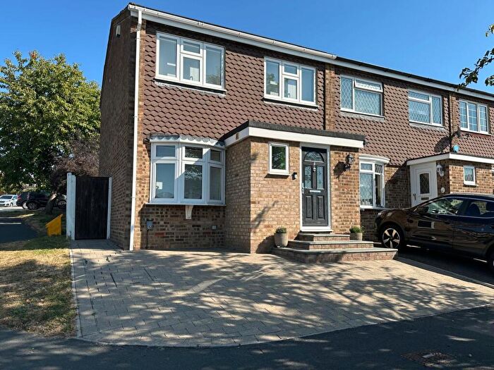 3 Bedroom End Of Terrace House For Sale In Fleming Close, Cheshunt, Waltham Cross, EN7