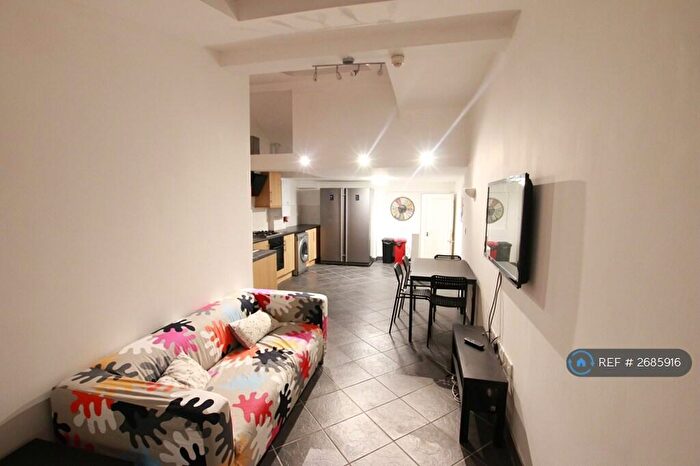 6 Bedroom Terraced House To Rent In Grange Avenue, Reading, RG6