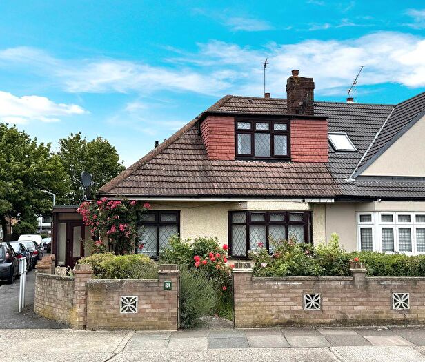 3 Bedroom End Of Terrace House For Sale In Ferguson Avenue, Romford, RM2