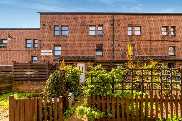 2 Bedroom Maisonette To Rent In Greatfield Close, London, N19