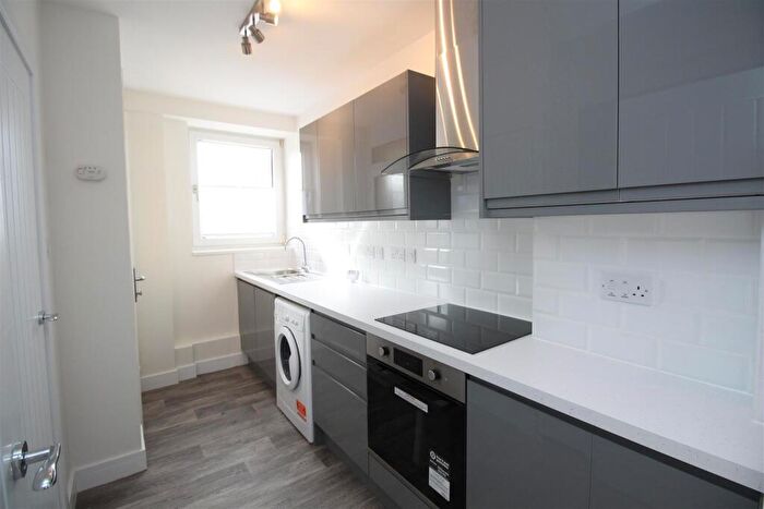 2 Bedroom Flat To Rent In Croft Court, Grammar School Walk, Hitchin, SG5
