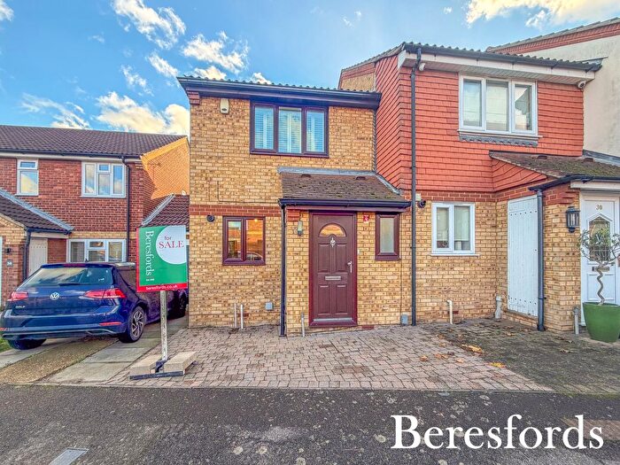 2 Bedroom End Terrace House For Sale In St. Michaels Close, Aveley, RM15