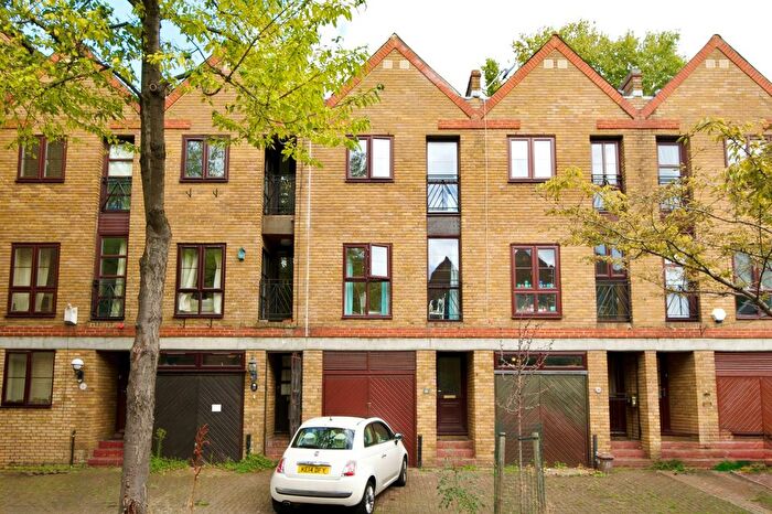 3 Bedroom Terraced House For Sale In Brunswick Quay, London, SE16