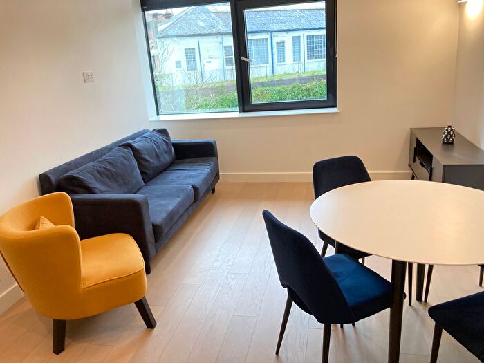 1 Bedroom Flat To Rent In Very Near Renault Car Dealership Currys, Brentford, TW8