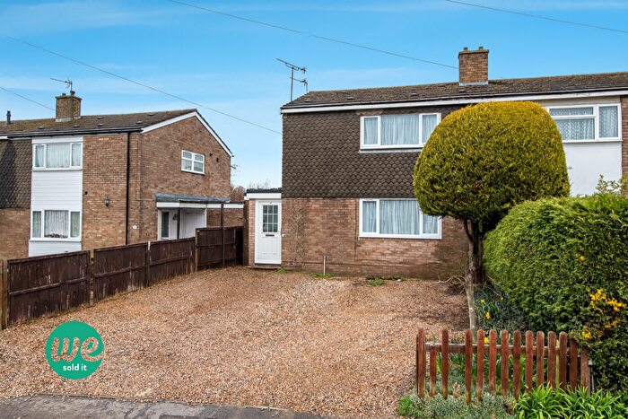 2 Bedroom Semi-Detached House For Sale In Lansdowne Road, HP20