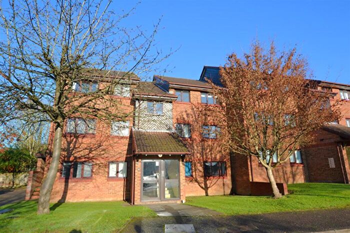 2 Bedroom Flat For Sale In Tudor Close, Hatfield, AL10
