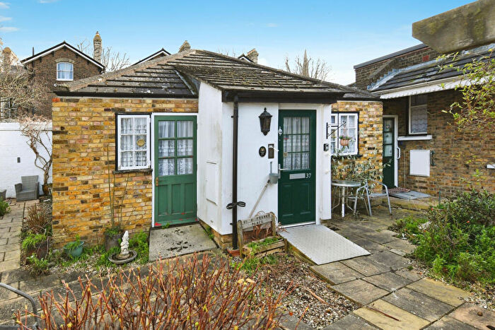 1 Bedroom Bungalow For Sale In Cambridge Road, Southend-on-sea, SS1
