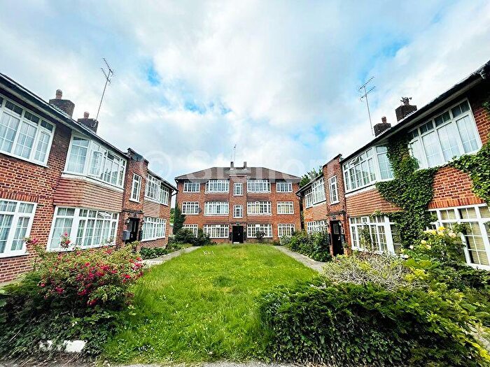 2 Bedroom Apartment To Rent In Torrington Court, Torrington Park, London, N12