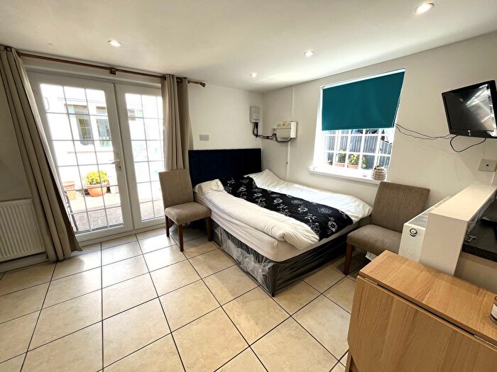 Studio To Rent In Yeading Gardens, Hayes, UB4