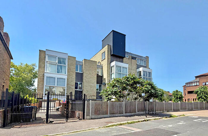 2 Bedroom Flat For Sale In West Court, Church Hill, London, E17