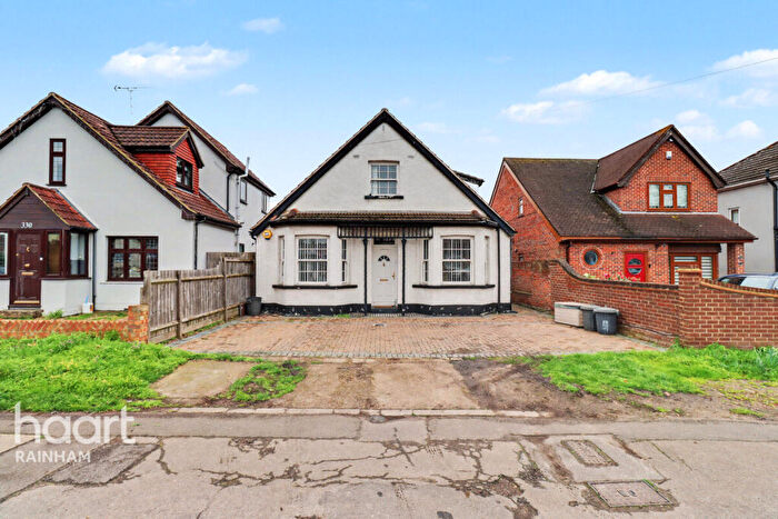 5 Bedroom Detached House For Sale In Upminster Road North, Rainham, RM13