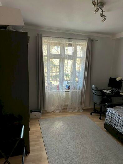 3 Bedroom Flat To Rent In North Circular Road, London, NW11