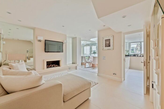 3 Bedroom Maisonette To Rent In Flood Street, London, SW3