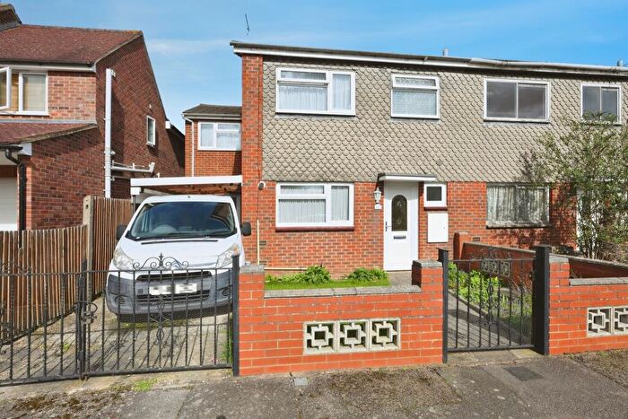 4 Bedroom End Of Terrace House For Sale In Ditchfield Road, Hoddesdon, EN11