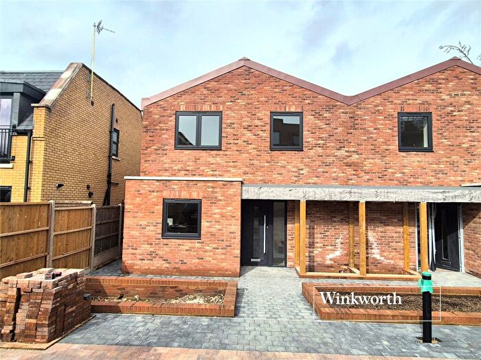 3 Bedroom Semi Detached House For Sale In Station Road, New Barnet, EN5