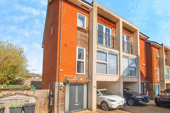 4 Bedroom Town House For Sale In Beaumont Mews, Flitwick, Bedford, MK45