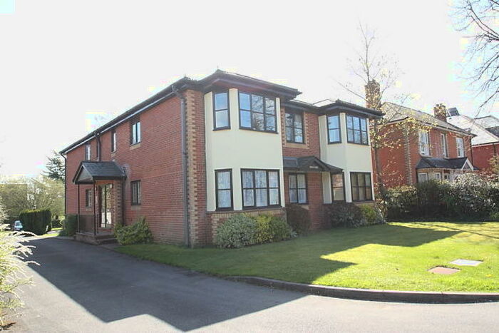 Flat To Rent In Claremont Avenue, Woking, GU22