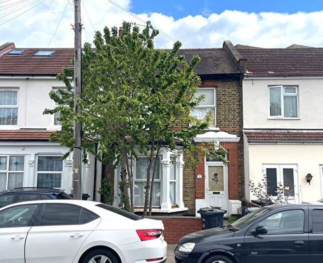 3 Bedroom Terraced House For Sale In Spencer Road, Seven Kings, Ilford, IG3