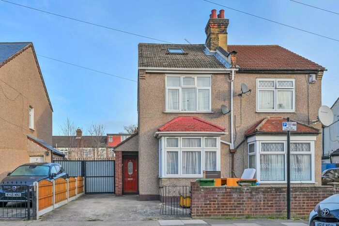 4 Bedroom Semi-Detached House To Rent In Roman Road, Beckton, London, E6