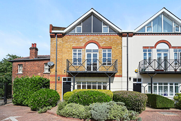 4 Bedroom End Of Terrace House For Sale In Brecon Mews, London, N7
